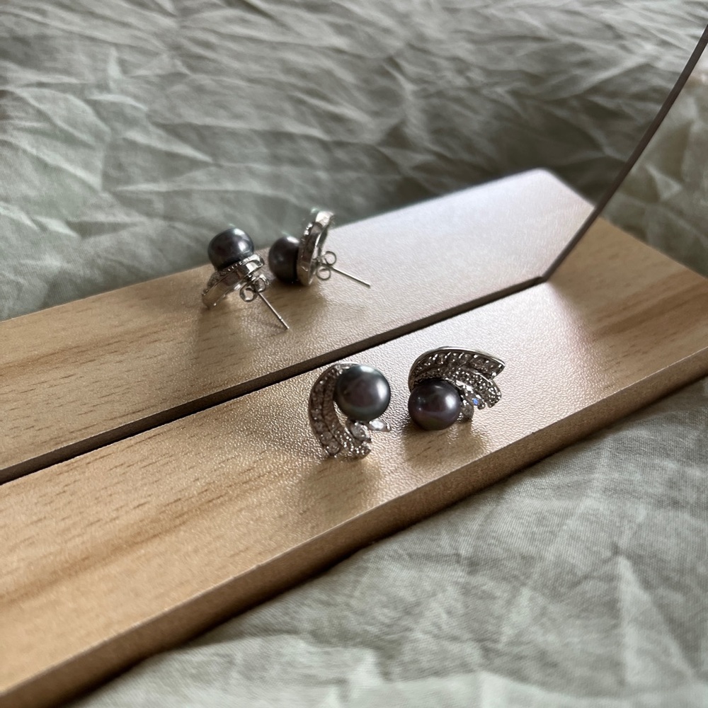Gray pearl earrings